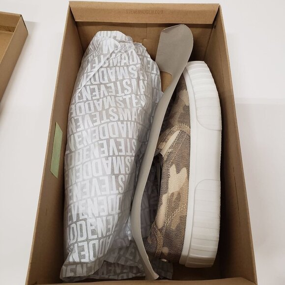Steve Madden Swiftly Sneaker in Tan Camo - Size 6 - Picture 4 of 11